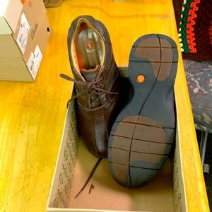 Men’s all leather Clark 10.5 size limited wear. Very good condition